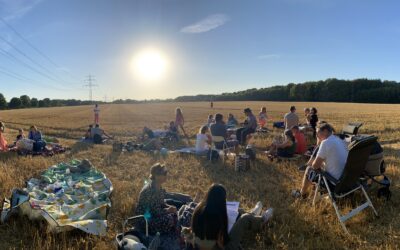 Spontanes „Stoppel-Feld-Picknick“ an den Sonnenuntergangs-Bänkchen: Am Sonntag, 27.8.2023 ab 17h bis Sonnenuntergang
